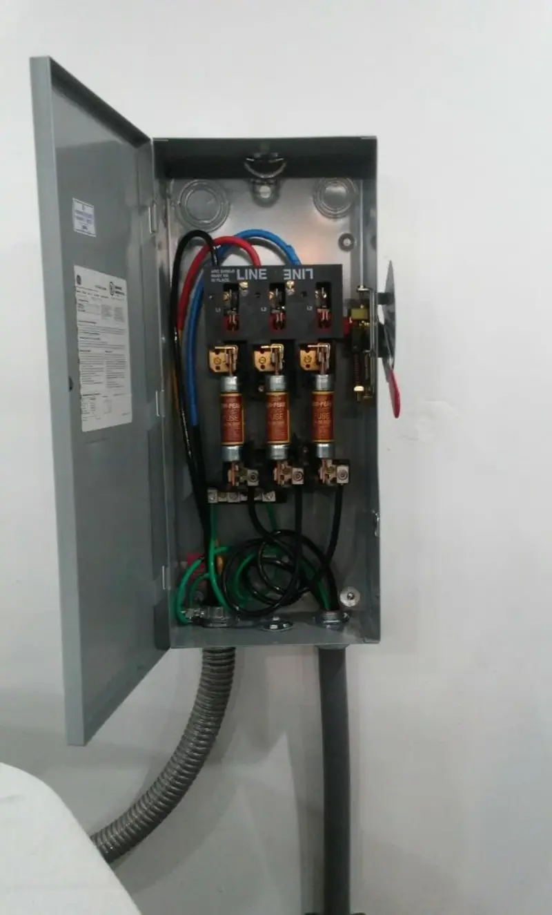 Three-phase disconnect switch installed for Electrical Wiring & Rewiring in Westerlo